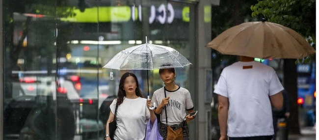 비가 내린 지난 18일 오후 서울 중구 서울로7017 인근에서 우산을 쓴 시민이 이동하고 있다.(사진=뉴시스 제공)