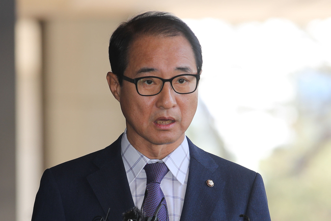 더불어민주당 전당대회 돈봉투 의혹 관련 자금 조달 등 혐의를 받는 이성만 무소속 의원이 19일 오전 조사를 받기 위해 서울 서초구 서울중앙지검으로 출석하며 입장을 밝히고 있다.(사진=뉴시스 제공)