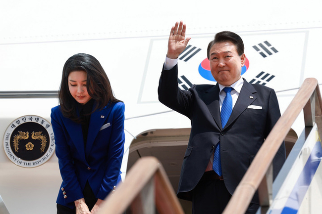 주요7개국(G7) 정상회의 참석을 위해 일본 히로시마로 출국하는 윤석열 대통령과 부인 김건희 여사가 19일 경기도 성남 서울공항에서 공군 1호기 탑승 전 인사하고 있다. (사진=대통령실 제공) 