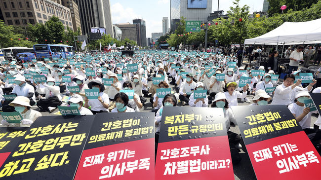 대한간호협회 소속 간호사들이 19일 오후 서울 종로구 세종대로에서 간호법 거부권 행사 규탄 총궐기대회를 하고 있다. (사진=뉴시스 제공)