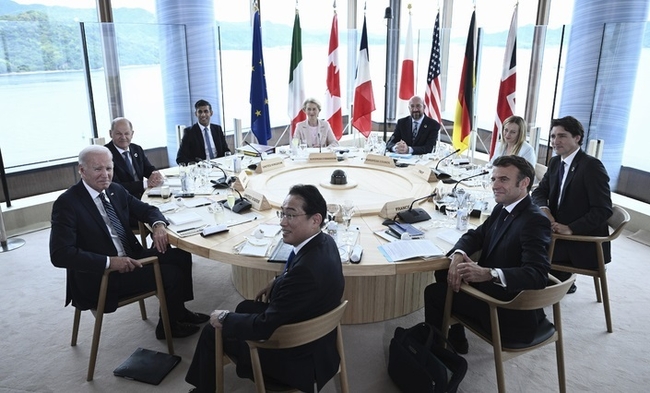 주요 7개국(G7) 정상회의 참가자들이 19일 일본 히로시마에서 회의하고 있다. 왼쪽부터 시계 방향으로 조 바이든 미국 대통령, 올라프 숄츠 독일 총리, 리시 수낵 영국 총리, 우르줄라 폰데어라이엔 유럽연합 집행위원장, 샤를 미셸 유럽이사회 의장, 조르자 멜로니 이탈리아 총리, 쥐스탱 트뤼도 캐나다 총리, 에마뉘엘 마크롱 프랑스 대통령, 기시다 후미오 일본 총리(사진=뉴시스 제공)
