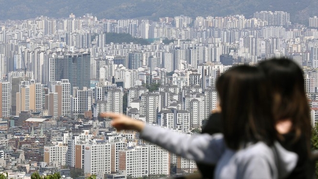 부동산R114가 국토교통부 실거래가 자료를 통해 올해 1,2월과 3,4월 거래가격을 비교한 결과 서울지역 아파트 전세 41.4%가 거래 금액이 오른 것으로 알려진 14일 서울 남산에서 관광객 및 시민들이 서울시내 아파트를 바라보고 있다. (사진=뉴시스)
