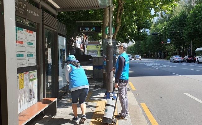  지난 2020년 8월 김정태씨가 광진구청에서 방역업무를 수행하던 당시. 김 씨는 압축 분무기가 고장나 4급 암모늄 화합물이 포함된 코로나19 방역 소독제가 얼굴에 뿌려져 화상을 입는 사고를 당했다. (사진 제공=김정태씨) 