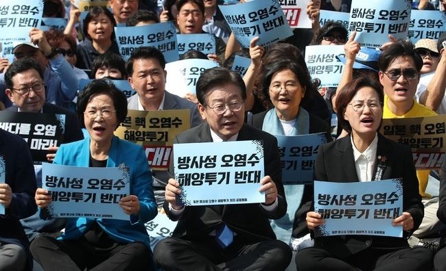  이재명 더불어민주당 대표가 20일 오후 서울 중구 프레스센터 인근에서 열린 일본 방사선 오염수 해양투기 저지 전국 행동의 날에 참석해 구호를 외치고 있다. (사진=뉴시스)