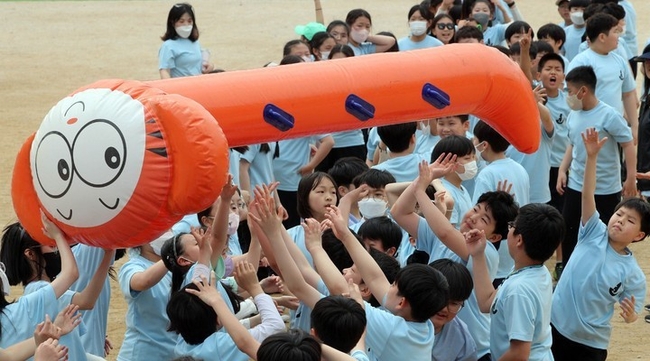  부산의 한 초등학교에서 열린 운동회에 참가한 학생들이 대형 풍선 넘기기 경기를 하고 있다. 위 사진은 기사와 관계 없음. (사진= 뉴시스 )