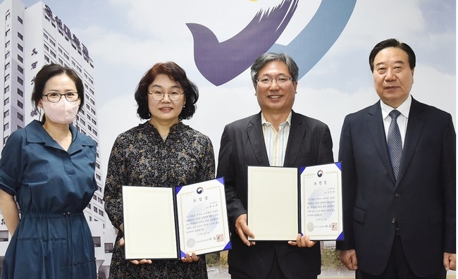 우석대학교는 김종화(제약공학과) 교수와 최숙희(심리학과) 교수가 사회부총리 겸 교육부 장관 표창을 받았다고 22일 밝혔다.(사진=우석대 제공)