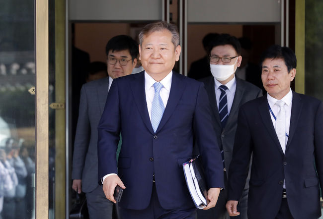 이상민 행정안전부 장관이 9일 서울 헌법재판소에서 열린 탄핵심판 변론기일 출석 후 재판소를 나서고 있다.(사진=뉴시스 제공)