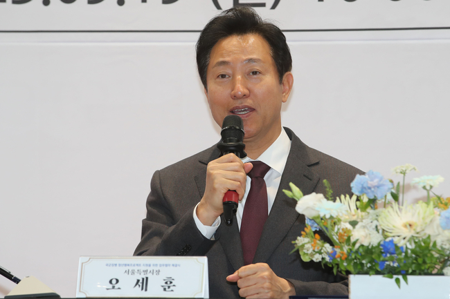 오세훈 서울시장이 15일 오전 서울 용산구 서울시청년활동지원센터에서 열린국군장병 청년행복프로젝트 지원을 위한 업무협약 체결식에서 인사말을 하고 있다.(사진=뉴시스 제공)