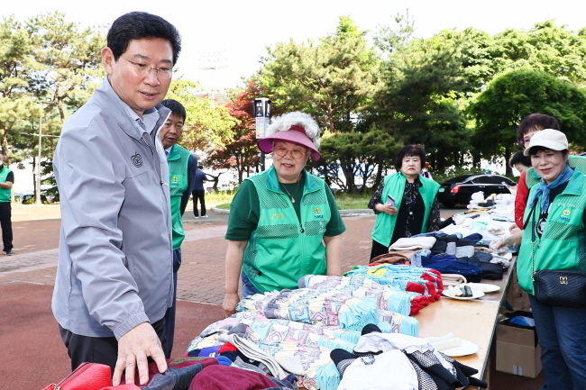 이상일 용인특례시장이 23일 용인시새마을회가 용인실내체육관 앞 광장에서 개최한 ‘지구촌 옷 나눔 장터’를 찾아 격려했다.(사진=용인시 제공)