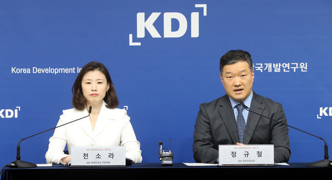 정규철 KDI 경제전망실장과 천소라 전망총괄이 지난 11일 세종시 정부세종청사에서 2023년 상반기 경제전망을 발표하고 있다. KDI는 2023년은 반도체를 중심으로 수출이 위축되며 1.5% 성장한 후 2024년에는 대외 수요 회복에 따른 수출 증가세 확대로 2.3% 성장할 것으로 전망했다.