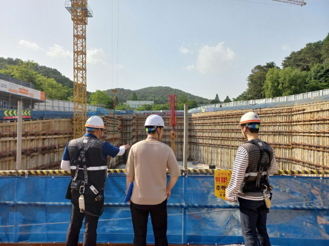 용인특례시장 집중호우에 앞서 대형 건설공사 현장 안전점검을 벌인다.(사진=용인시 제공)