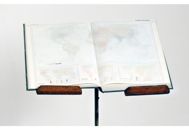 아구스티나 우드게이트, <세계 지도(The Time Atlas of the World)>, 2021-2023. 아틀라스, 북스캐너 연결된 1채널 프로젝션 설치. 가변 크기. 제12회 서울미디어시티비엔날레 제작 지원. 작가 제공