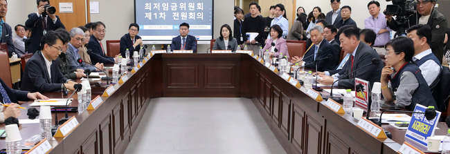 내년 최저임금을 결정할 최저임금위원회의 첫 회의가 2일 오후 세종시 정부세종청사에서 열리고 있다.(사진=뉴시스 제공)