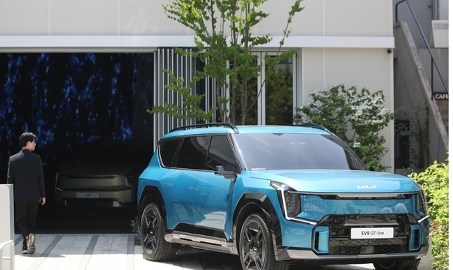  기아가 ‘The Kia EV9(더 기아 이 브이 나인, 이하 EV9)’의 사전 계약을 지난 3일부터 시작했다. 기아는 지난 2021년 서울시 성수동에 문을 연 280평 규모의 전기차 특화 복합 문화공간 ‘EV6 언플러그드 그라운드(Unplugged Ground) 성수’를 EV9의 첨단 기술과 전동화 플래그십의 가치를 복합적으로 체험할 수 있는 ‘EV 언플러그드 그라운드’로 새롭게 단장해 4일 문을 연다. 사진은 3일 새롭게 단장한 ‘EV 언플러그드 그라운드’에 EV9의 기본모델(에어·어스 트림)과 GT-line이 전시돼 있다.(사진=뉴시스 제공)