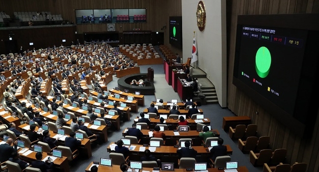  25일 오후 서울 여의도 국회 본회의장에서 열린 제406회국회(임시회) 1차 본회의에서 '국회의원의 가상자산 자진신고 및 조사에 관한 결의안(위원회안)'이 통과되고 있다. (사진=뉴시스 제공)