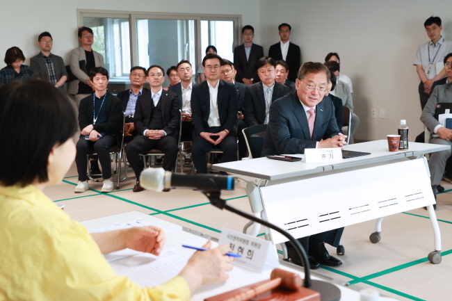 25일 열린 삼가2지구 국민권익위원회 고충민원 조정서 체결식 현장에서 의견을 말하고 있는 황준기 용인특례시 제2부시장의 모습(사진=용인시 제공)
