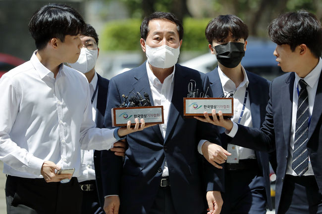 강래구 전 한국수자원공사 상임감사위원이 8일 서울 서초구 서울중앙지방법원에서 열린 '민주당 전당대회 돈 봉투 살포 의혹' 두번째 영장실질심사에 출석하고 있다. (사진=뉴시스 제공)