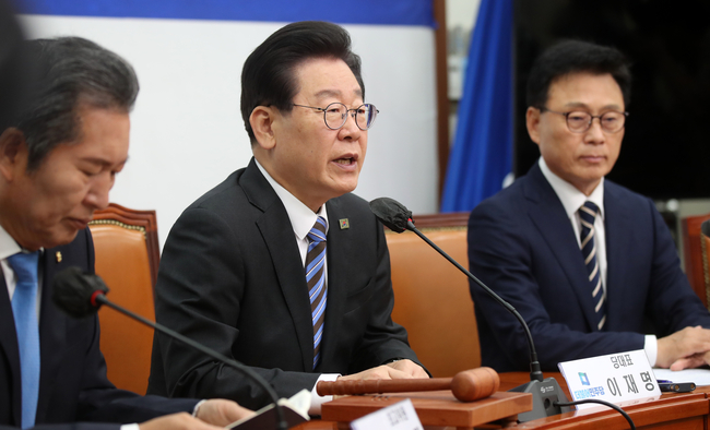 이재명 더불어민주당 대표가 26일 오전 서울 여의도 국회에서 열린 최고위원회의에서 발언하고 있다.(사진=뉴시스 제공)