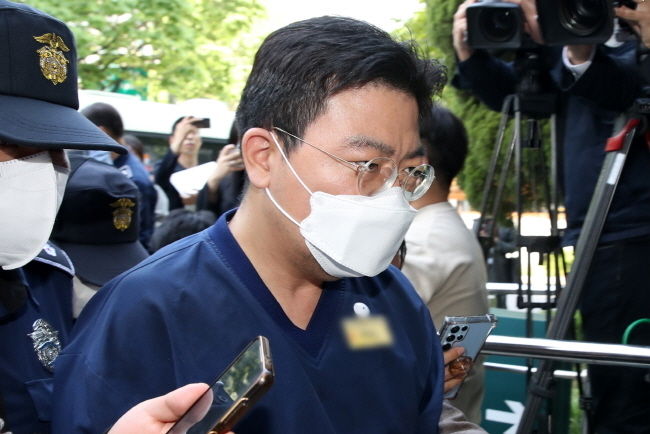 소시에테제네랄(SG)증권발(發) 주가폭락 사태 관련 주가조작 의혹 핵심으로 지목된 라덕연 H투자컨설팅업체 대표가 11일 오전 서울 양천구 서울남부지방법원에서 열린 구속 전 피의자 심문(영장실질심사)에 출석하고 있다. (사진=뉴시스 제공)