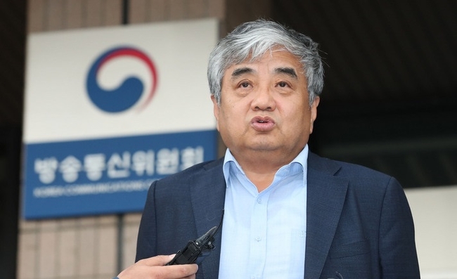  한상혁 방송통신위원회 위원장이 30일 오후 경기 과천시 정부과천청사 방송통신위원회에서 나와 취재진의 질문에 답하고 있다. (사진=뉴시스 제공)