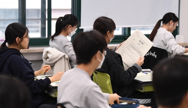  2024학년도 대학수학능력시험(수능) 대비 첫 모의고사인 3월 전국연합학력평가가 실시된 지난 3월 서울 광진구 광남고등학교에서 고3 학생들이 시험지를 받고 있다. (사진=뉴시스 제공)