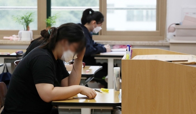 2022년 6월 전국연합학력평가날인 9일 오전 서울 영등포구 여의도여자고등학교에서 학생들이 시험 준비를 하고 있다.(사진=뉴시스 제공)