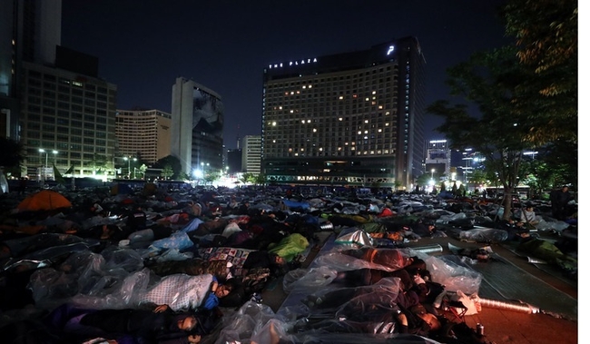 지난달 17일 오전 서울 중구 시청 서울광장에서 민주노총 건설노조 조합원들이 노숙을 하고 있다. 건설노조는 1박2일 상경집회를 열고 최근 분신해 사망한 건설노조 소속 간부 고 양회동 씨와 관련해 노조 탄압 중단과 강압수사 책임자 처벌, 정부의 공식 사과 등을 요구했다. (사진=뉴시스 제공)