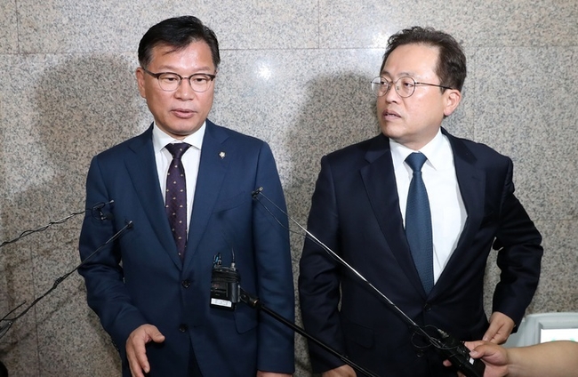  이양수(왼쪽) 국민의힘 원내수석부대표와 송기헌 더불어민주당 원내수석부대표가 1일 오전 서울 여의도 국회에서 회동을 마친 후 취재진의 질문에 답하고 있다.(사진=뉴시스 제공)