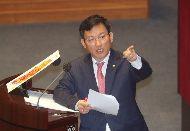 김형동 국민의힘 의원이 4월 11일 오후 서울 여의도 국회 본회의장에서 제405회국회(임시회) 제2차 국회의원 선거제도 개선에 관한 결의안 심사를 위한 전원위원회에서 모니터를 보며 발언하고 있다.(사진=뉴시스 제공)