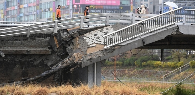 일 오전 경기도 성남시 분당구 정자교 난간이 무너지는 사고가 발생해 소방 대원 등 관계자들이 현장을 수습하고 있다. 이 사고로 교각 가드레일과 이정표 등이 산책로로 쏟아져 30대 여성 1명이 숨지고 30대 남성 1명은 중상을 입어 병원에서 치료 중이다.(사진=뉴시스 제공)
