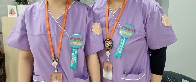 최근 5년치(2018∼2022년)를 분석한 결과 간호사 평균 근무 연수는 7년8개월로 일반 직장인 평균 근무연수(15년2개월)의 절반 수준에 불과했다. 사직자 가운데 절반에 가까운 45.2%는 간호사 본래 업무범위 이상의 과도한 일로 사직을 선택했다. 또 이들 중 아예 간호사를 그만두고 현장을 떠나는 탈(脫) 간호사 비율도 2017년 9%, 2019년 10.2%, 2021년 12.1%로 꾸준히 늘고 있다. (사진=대한간호협회 제공) 