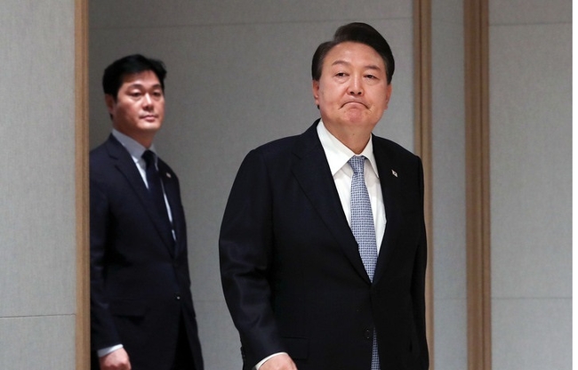  윤석열 대통령이 5일 서울 용산 대통령실 청사에서 국가보훈부 박민식 장관, 윤종진 차관에 대한 임명장 수여식에 입장하고 있다. (사진=뉴시스 제공)