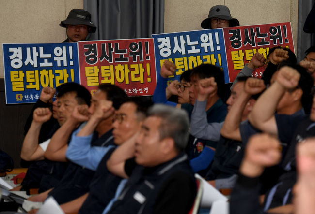 한국노동조합총연맹 집행위원들이 7일 오전 전남 광양시 한국노총 광양지부 회의실에서 열린 제100차 긴급 중앙집행위원회에 참석해 구호를 외치고 있다. 한국노총은 노조 간부 강경 진압·구속에 반발, 이날 사회적 대화 협의체 경제사회노동위원회(경사노위) 탈퇴 여부를 결정한다.(사진=뉴시스 제공)