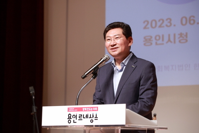 이상일 용인특례시장이 8일 에이스홀에서 열린 2023 장애인인식개선교육에서 인사말을 하고 있다(사진=용인시 제공)