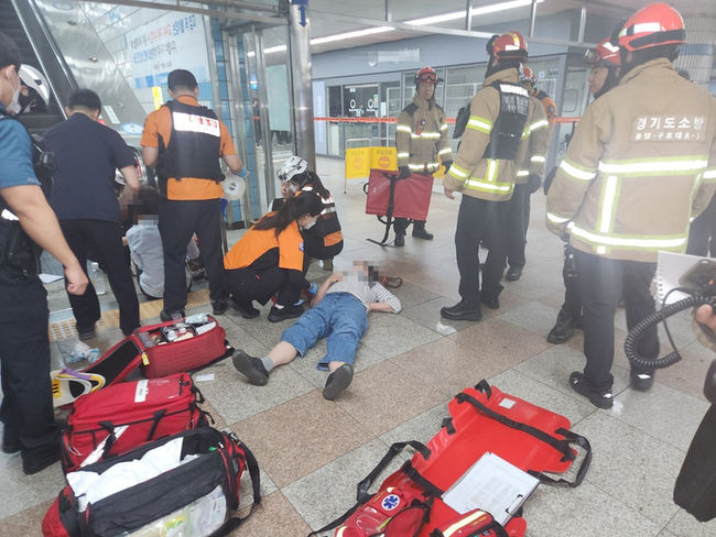  8일 오전 경기 성남시 분당구 수내역에서 에스컬레이터가 역주행하면서 3명이 중상을, 11명이 경상을 당해 병원 이송되는 사고가 났다. (사진=경기도소방재난본부 제공) 