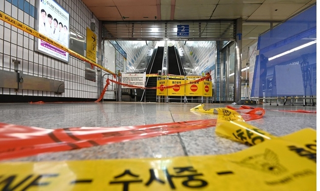 8일 오전 경기도 성남시 지하철 분당선 수내역 2번 출구 상행 에스컬레이터가 역주행하며 14명의 부상자가 발생했다. 사진은 에스컬레이터 역주행 사고로 출입이 통제된 수내역 2번 출구 모습.(사진=뉴시스 제공)