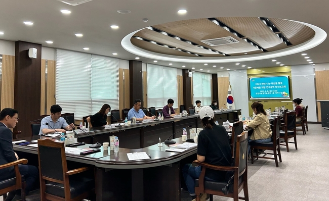 8일 천안시농업기술센터가 ‘2023 천안시 농특산물 활용 가공제품 개발 연구용역 착수보고회’를 개최하고 있다. (사진=천안시 제공)