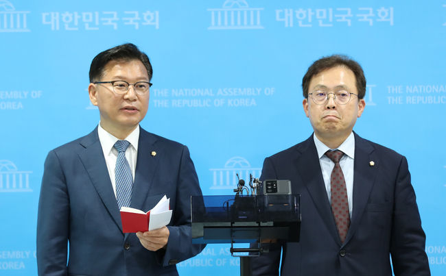 8일 오후 서울 여의도 국회 소통관에서 이양수 국민의힘 원내수석부대표와 송기헌 더불어민주당 원내수석부대표가 중앙선거관리위원회 인사비리, 북한 해킹 관련 등에 대해 국정조사를 실시하고, 후쿠시마 검증특위를 구성해 청문회를 개최한다는 여야 합의사항을 발표하고 있다.(사진=뉴시스 제공)