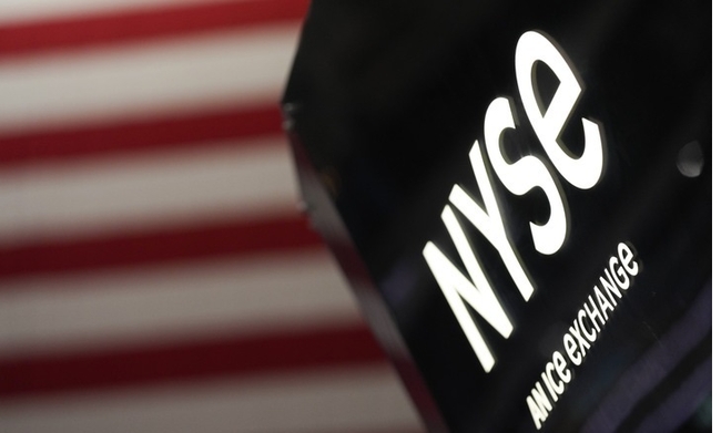 지난달 22일(현지시간) 미국 뉴욕에 있는 뉴욕증권거래소(NYSE) 바닥에 NYSE 표지판이 보이고 있다. (사진=뉴시스 제공)