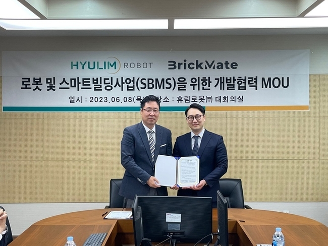 김봉관 휴림로봇 대표이사(왼쪽), 김민욱 브릭메이트 대표이사(오른쪽). (사진=휴림로봇 제공)