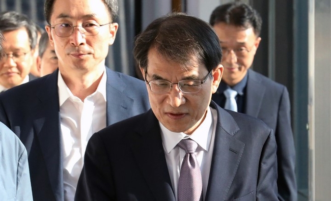  노태악 중앙선거관리위원회 위원장이 9일 오후 경기도 과천시 중앙선거관리위원회에서 열린 고위직 간부 자녀 특혜 채용 의혹 관련 위원회의가 끝난 뒤 청사를 나서고 있다. (사진=뉴시스)