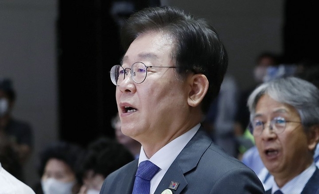 10일 서울 명동대성당 꼬스트홀에서 민주화운동기념사업회 주관으로 열린 제36주년 6.10민주항쟁 기념식에서 이재명 더불어민주당 대표가 '광야에서'를 합창하고 있다. (사진=뉴시스)