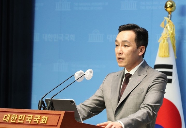  김민수 국민의힘 대변인이 11일 오후 서울 여의도 국회에서 조국 전 법무부장관이 평산책방을 찾아 문재인 전 대통령을 만난 것과 관련해 논평을 하고 있다. (사진=뉴시스)
