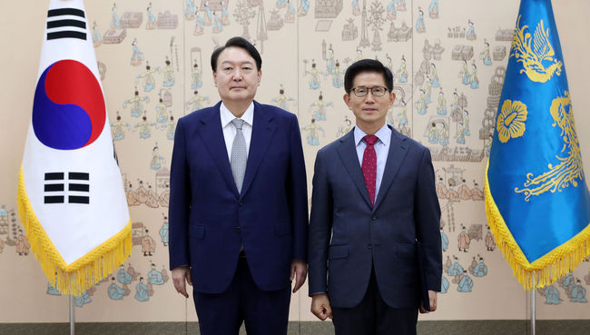 윤석열 대통령이 2022년 9월 30일 서울 용산 대통령실 청사에서 김문수 경제사회노동위원회 위원장에게 위촉장을 수여한 뒤 기념촬영을 하고 있다.(사진=뉴시스 제공)