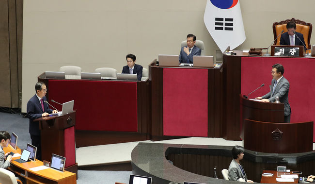 한덕수 국무총리가 12일 오후 서울 여의도 국회에서 열린 제407회국회(임시회) 제1차 본회의에서 윤호중 더불어민주당의 정치·외교·통일·안보 분야 대정부 질문에 답하고 있다.(사진=뉴시스 제공)