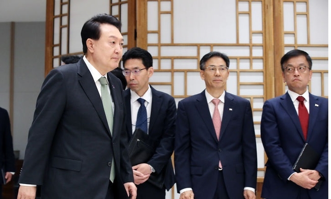 윤석열 대통령이 13일 서울 용산 대통령실 청사에서 열린 재외공관장 신임장 수여식에 입장하고 있다. (사진=뉴시스 제공)