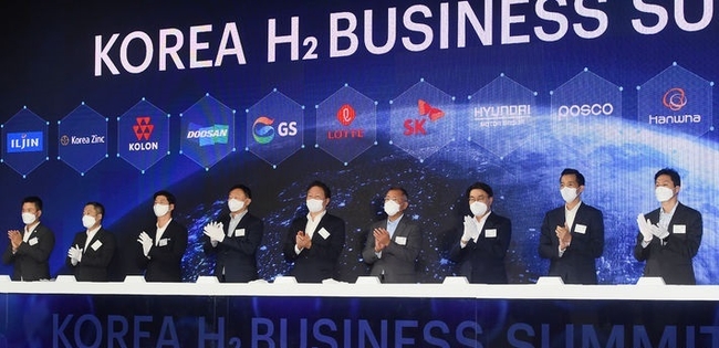 지난 8일 경기 고양 킨텍스에서 '2021수소모빌리티+쇼' 개막에 앞서 열린 'H2 비즈니스 서밋'에 참석한 주요기업 총수들이 사진촬영을 하고 있다. 왼쪽부터 이규호 코오롱그룹 부사장, 박정원 두산그룹 회장, 허세홍 GS그룹 사장, 신동빈 롯데그룹 회장, 최태원 SK그룹 회장, 정의선 현대차그룹 회장, 최정우 포스코그룹 회장, 김동관 한화그룹 사장, 정기선 현대중공업지주 부사장.(사진=뉴시스 제공)