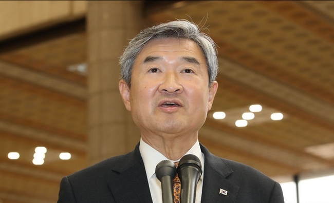 조태용 국가안보실장이 14일 오후 서울 강서구 김포공항에서 한미일 안보실장회의 참석차 일본 도쿄로 출국하며 취재진의 질문에 답하고 있다.(사진=뉴시스 제공)
