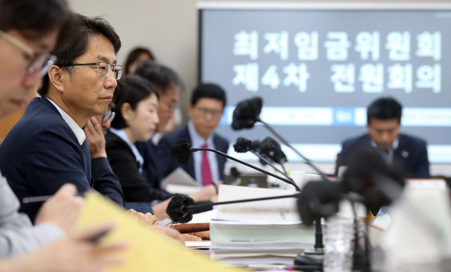 13일 세종시 정부세종청사에서 열린 최저임금위원회 4차 전원회의에서 박준식 위원장이 위원들의 발언을 듣고 있다.(사진=뉴시스 제공)