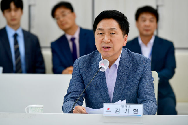 김기현 국민의힘 당대표가 14일 오후 광주 서구 광주시청 중회의실에서 열린 '국민의힘-호남권(광주·전북·전남) 예산정책협의회'에 참여해 발언하고 있다.(사진=뉴시스 제공)